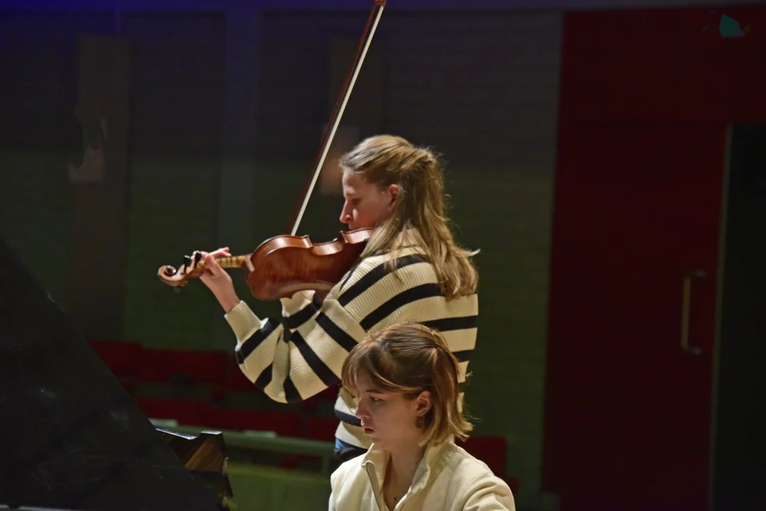 Niki speelt viool samen met een pianiste
